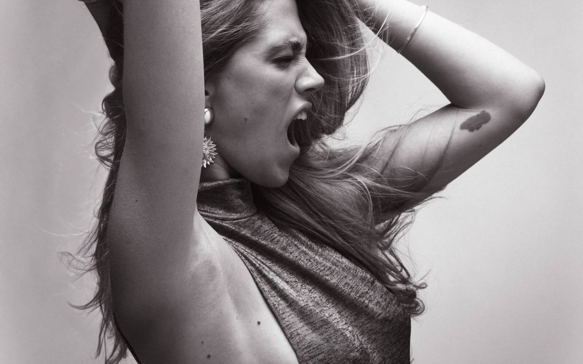 Dynamisches Schwarzweiß-Portrait einer von Model Anabel Jung in emotionaler Pose – Portraitfotografie Salzburg