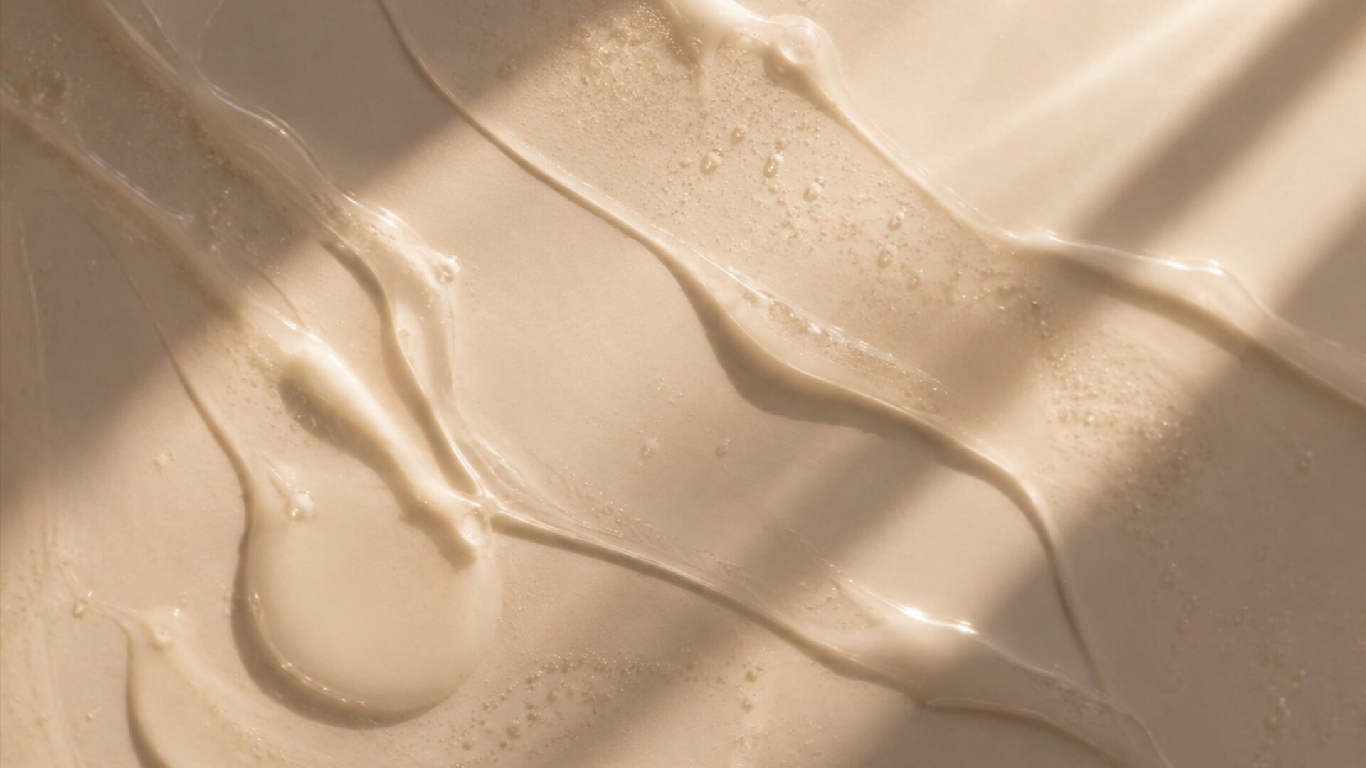 Editorial Beauty-Produktfotografie eines hochwertigen Hautpflegeprodukts mit natürlichem Licht, minimalistischer Bildsprache und moderner Kosmetikinszenierung für Markenkommunikation und Social Media.
